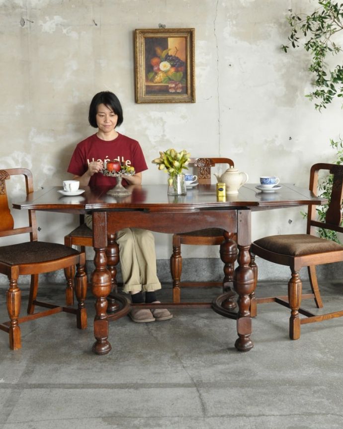 アンティークのテーブル　アンティーク家具　ドローリーフテーブル　3通りの大きさで使える便利なテーブル天板の下に隠れているリーフを引っ張り出せばあっという間に大きくなっちゃうドローリーフテーブル。(q-2163-f)