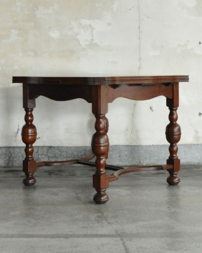 アンティークのテーブル　アンティーク家具　ドローリーフテーブル　こちら側から見てみると･･･アンティークは新品ではないので経年変化によるキズはありますが、専門の職人がしっかり修復しました。(q-2163-f)