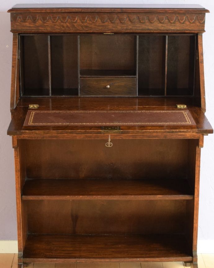 ビューロー　アンティーク家具　スチューデントビューロー　お片付け上手になれる仕切り扉の中身は整理整頓しやすいように細かく仕切られています。(q-2166-f)