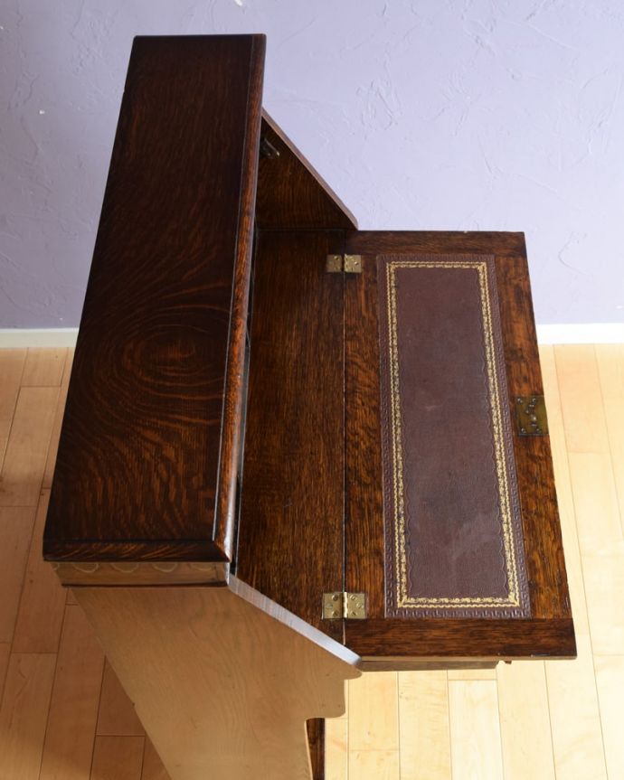 ビューロー　アンティーク家具　スチューデントビューロー　デスクの部分を上から見ると･･･天板部分の塗装も専門の職人がしっかりキレイに修復したので、こんなにキレイです。(q-2166-f)