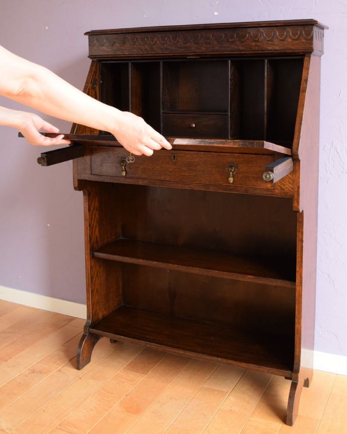 ビューロー　アンティーク家具　スチューデントビューロー　あっという間にデスクが登場扉を前に倒すだけで、簡単にデスクになります。(q-2166-f)