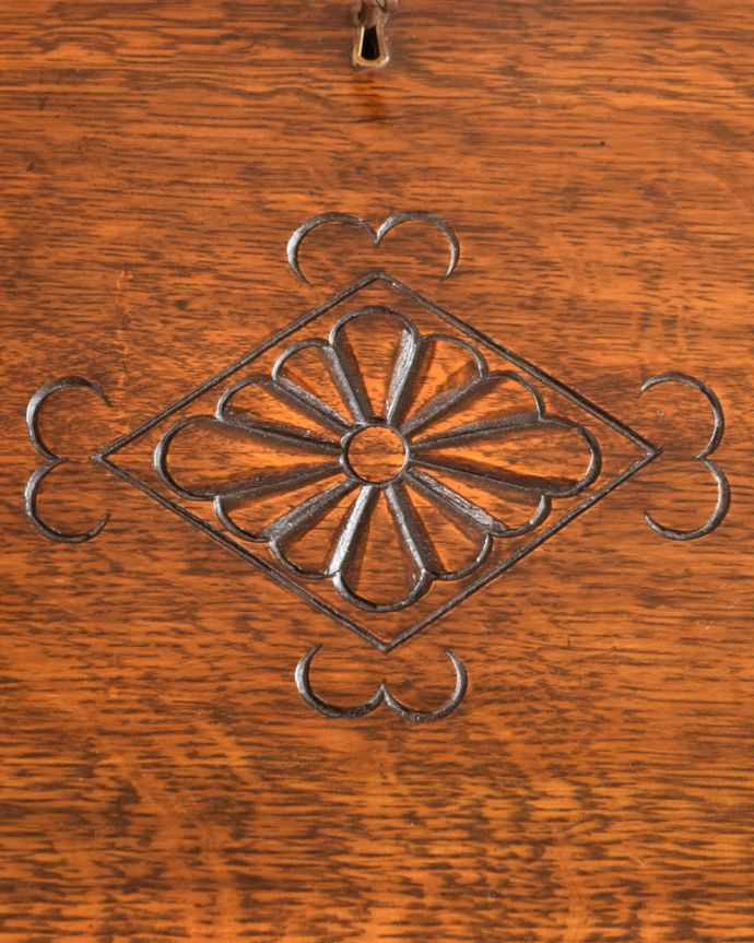 ビューロー　アンティーク家具　スチューデントビューロー　惚れ惚れしちゃう美しさこんなに堅い無垢材に一体どうやって彫ったんだろう？と不思議になるくらい細かい彫にうっとりです。(q-2166-f)