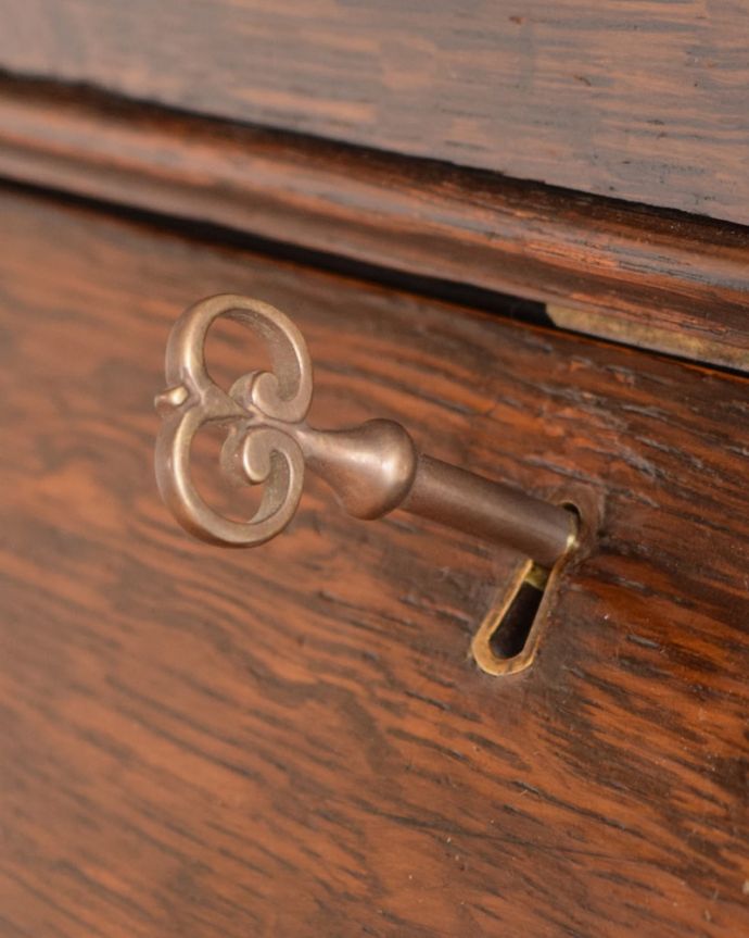 ビューロー　アンティーク家具　スチューデントビューロー　鍵を使って開けてみましょうアンティークの鍵が付いています。(q-2166-f)