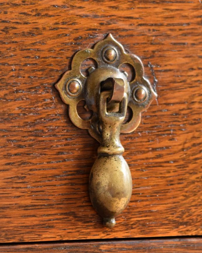 ビューロー　アンティーク家具　スチューデントビューロー　アンティークらしい取っ手取っ手にもこだわりが感じられます。(q-2166-f)