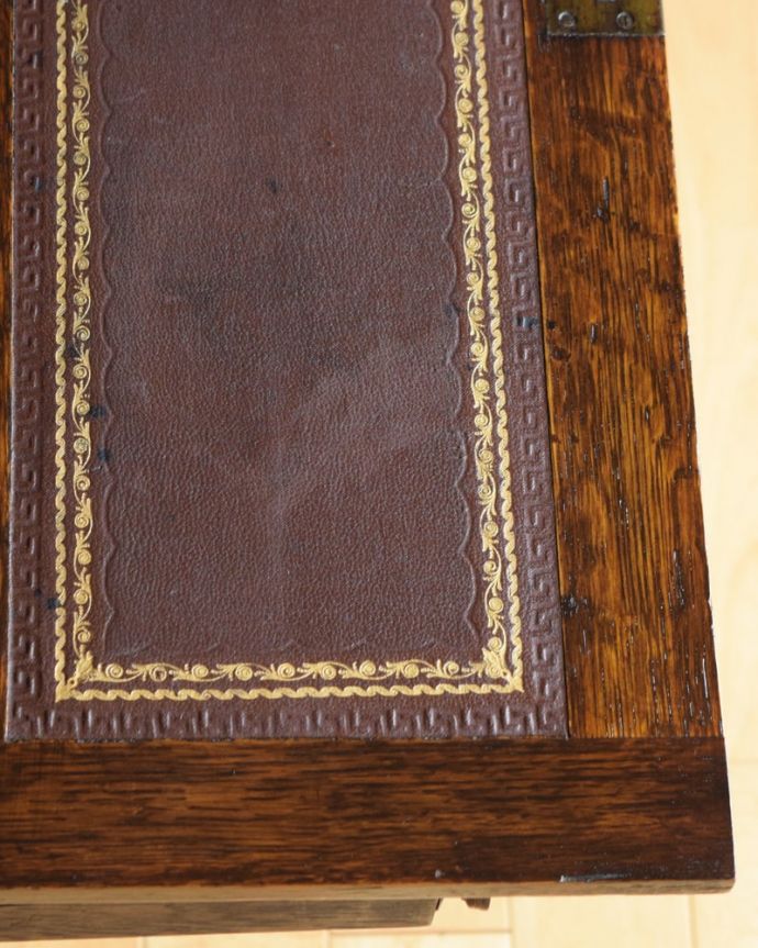 ビューロー　アンティーク家具　スチューデントビューロー　天板部分もキレイですやっぱりデスクの天板部分は気になるポイント。(q-2166-f)