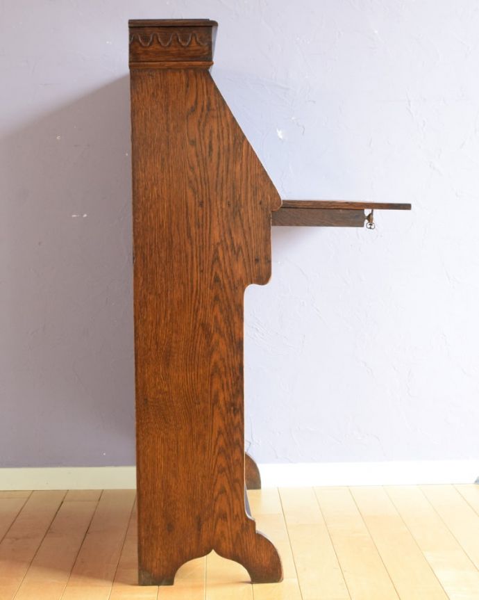 ビューロー　アンティーク家具　スチューデントビューロー　横から見ても素敵なんですもちろん、横から見てもキレイに仕上がっているので、いろんな場所に置いて使って下さい。(q-2166-f)