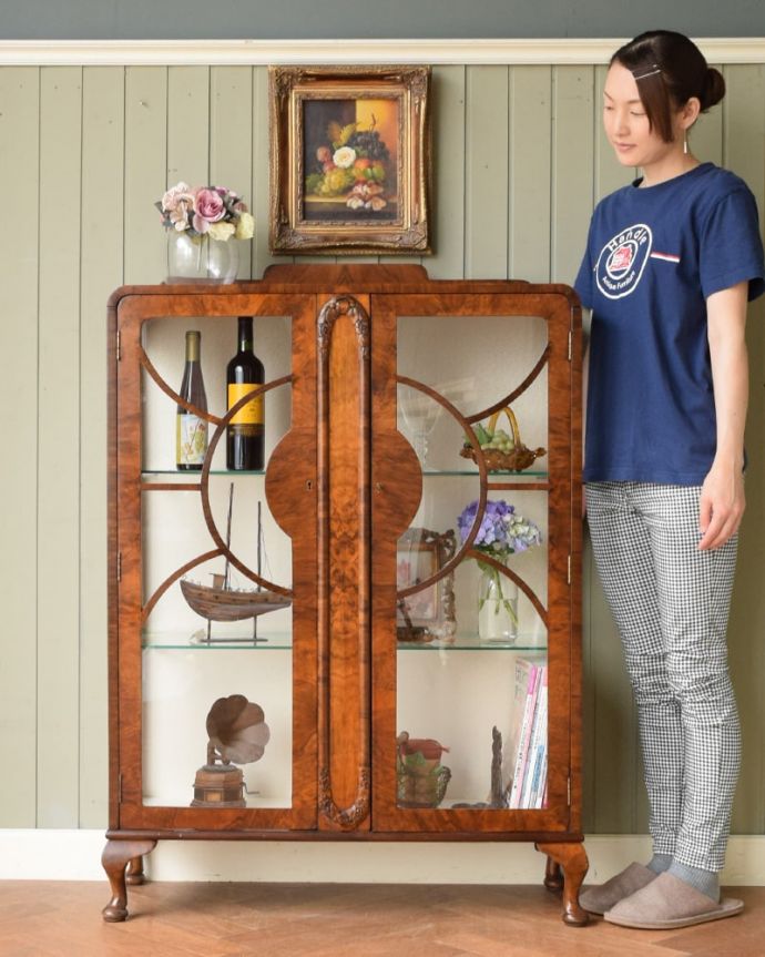 アンティークのキャビネット アンティーク家具 キャビネット おススメNo.1のアンティーク家具もともとチャイナキャビネットとして陶器を見せながら収納するために造られたガラスの扉のキャビネット。(q-2167-f)