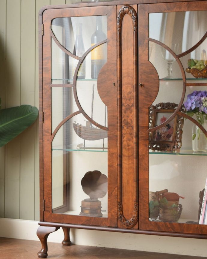 アンティークのキャビネット アンティーク家具 キャビネット ガラス越しに見るお気に入りの美しさ…光をたっぷり取り入れてくれるガラス扉と棚板。(q-2167-f)