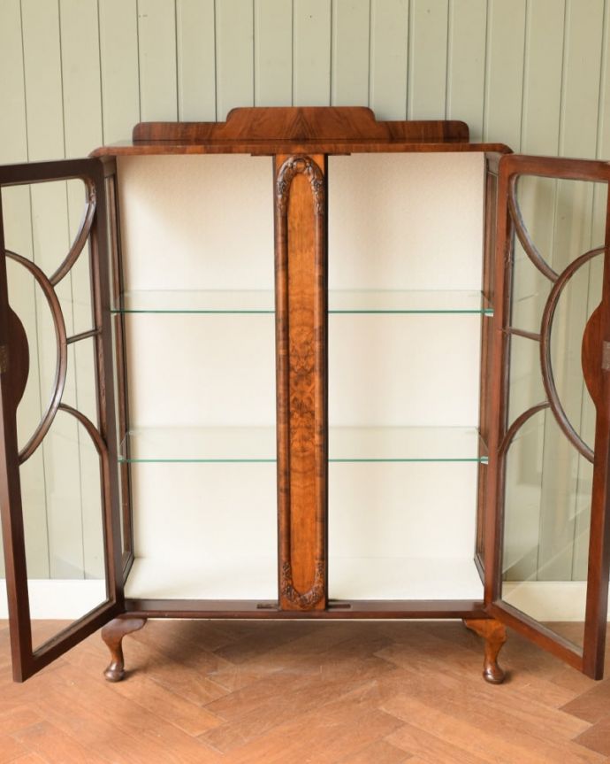 アンティークのキャビネット アンティーク家具 キャビネット 扉を開けて中を見てみましょう職人がキレイに修復して、背板も新しい生地に張替えました。(q-2167-f)