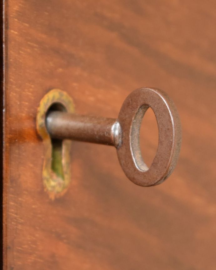 アンティークのキャビネット アンティーク家具 キャビネット 開ける度にワクワク・・・ アンティークらしくカギが取っ手の代わり。(q-2167-f)