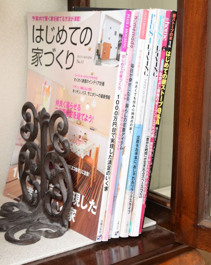 アンティークのキャビネット アンティーク家具 キャビネット 扉の中は収納たっぷりA4サイズの雑誌までしっかり収納出来ちゃう大きさ。(q-2167-f)