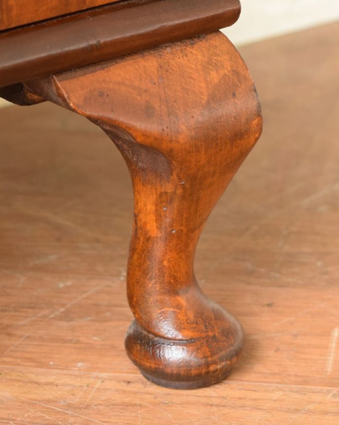 アンティークのキャビネット アンティーク家具 キャビネット 女性1人でもラクラク運べちゃうんですHandleのアンティークは脚の裏にフェルトキーパーをお付けしています。(q-2167-f)