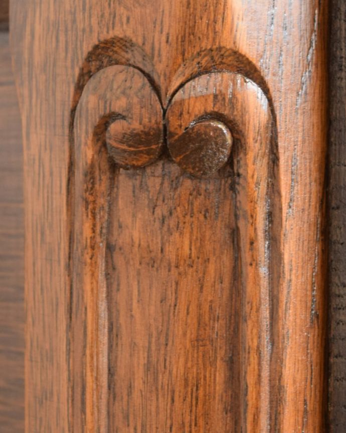 アンティークのデスク・書斎机　アンティーク家具　(フレンチ)ライティングデスク　惚れ惚れしちゃう美しさこんなに堅い無垢材に一体どうやって彫ったんだろう？と不思議になるくらい細かい彫にうっとりです。(q-2168-f)