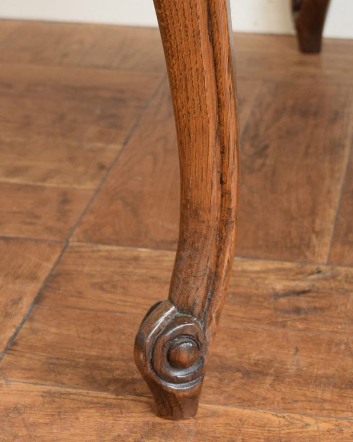 アンティークのデスク・書斎机　アンティーク家具　(フレンチ)ライティングデスク　女性1人でラクラク運べちゃう仕掛けHandleのアンティークは、脚の裏にフェルトキーパーをお付けしています。(q-2168-f)