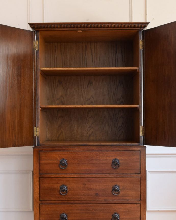 アンティークのチェスト　アンティーク家具　カップボードチェスト　扉の中はこんな感じ 修復しました扉の中の収納はこんな感じになっています。(q-2169-f)