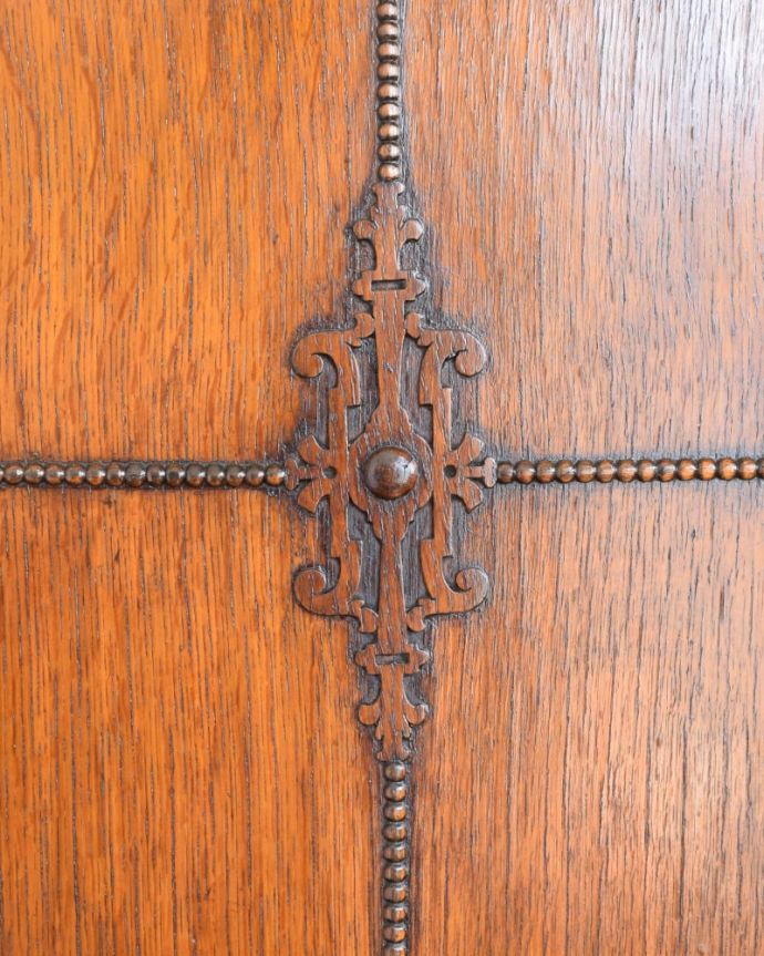 アンティークのチェスト　アンティーク家具　カップボードチェスト　惚れ惚れするような美しさとっても堅い無垢材に一体どうやって彫っていったんでしょう？アンティークらしく細かい彫りを眺めているだけでうっとりしてしまいます。(q-2169-f)