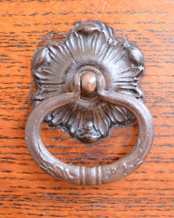 アンティークのチェスト　アンティーク家具　カップボードチェスト　開ける度になんだかワクワク取っ手のデザインにもこだわりが。(q-2169-f)