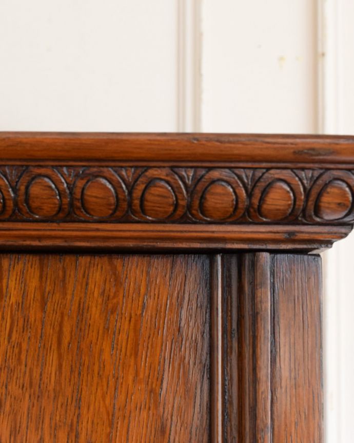 アンティークのチェスト　アンティーク家具　カップボードチェスト　至る所に繊細な彫いろんな彫のデザインがありますが、個人的に美しいと思える女性らしく優雅なデザインを選んできました。(q-2169-f)