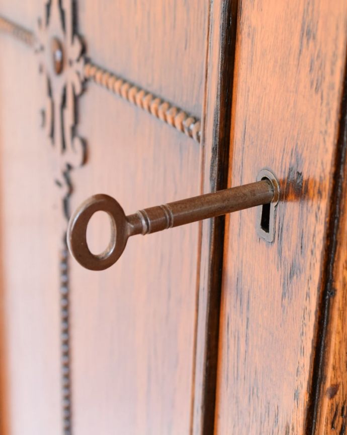 アンティークのチェスト　アンティーク家具　カップボードチェスト　大切なものも収納出来ますおとぎ話に出てくるような可愛いアンティークの鍵が付いています。(q-2169-f)