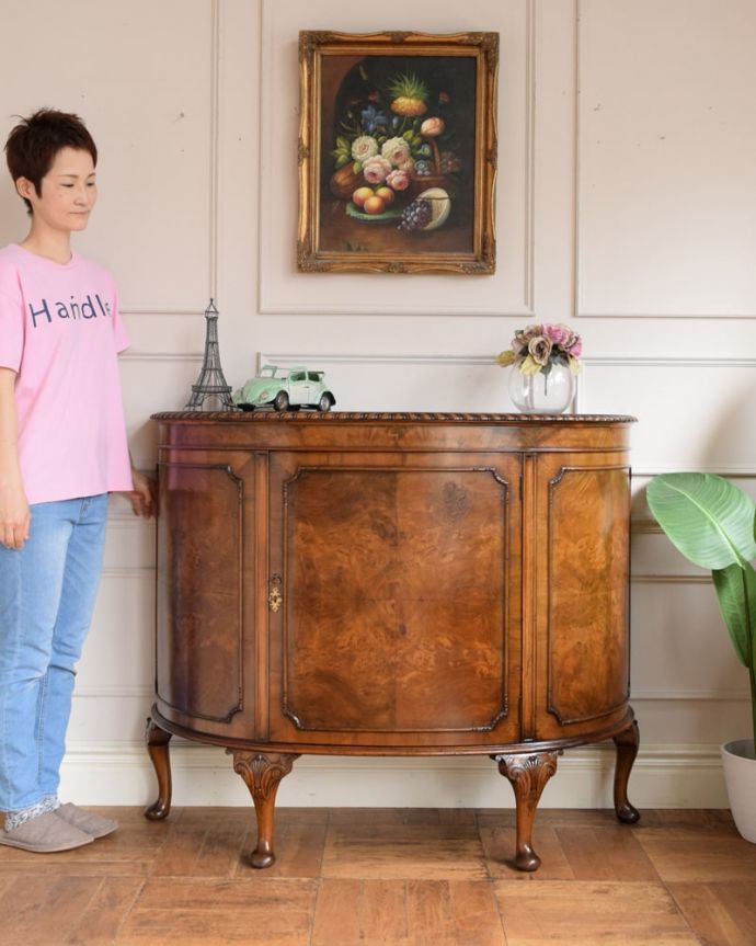 アンティークのキャビネット　アンティーク家具　最上級に美しい木目、ハーフムーンの英国アンティークサイドボード。気品のある大人の佇まいが優雅なサイドボード木目の美しさが際立つ大人のサイドボード。(q-2170-f)