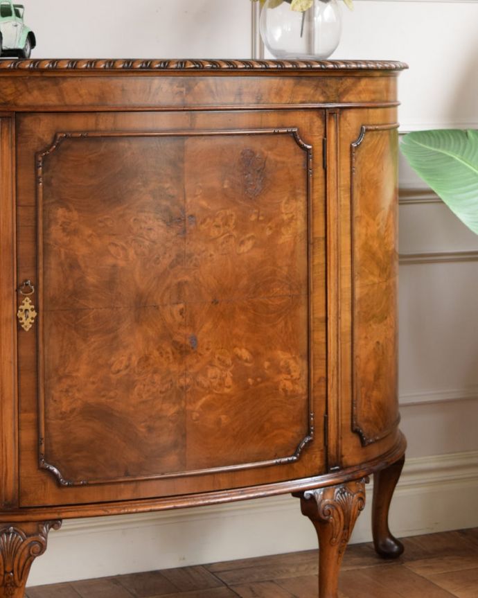 アンティークのキャビネット　アンティーク家具　最上級に美しい木目、ハーフムーンの英国アンティークサイドボード。アンティークだから手に入れることが出来る素材感今の時代、なかなか手に入れることが出来ない木目の美しさにうっとり。(q-2170-f)