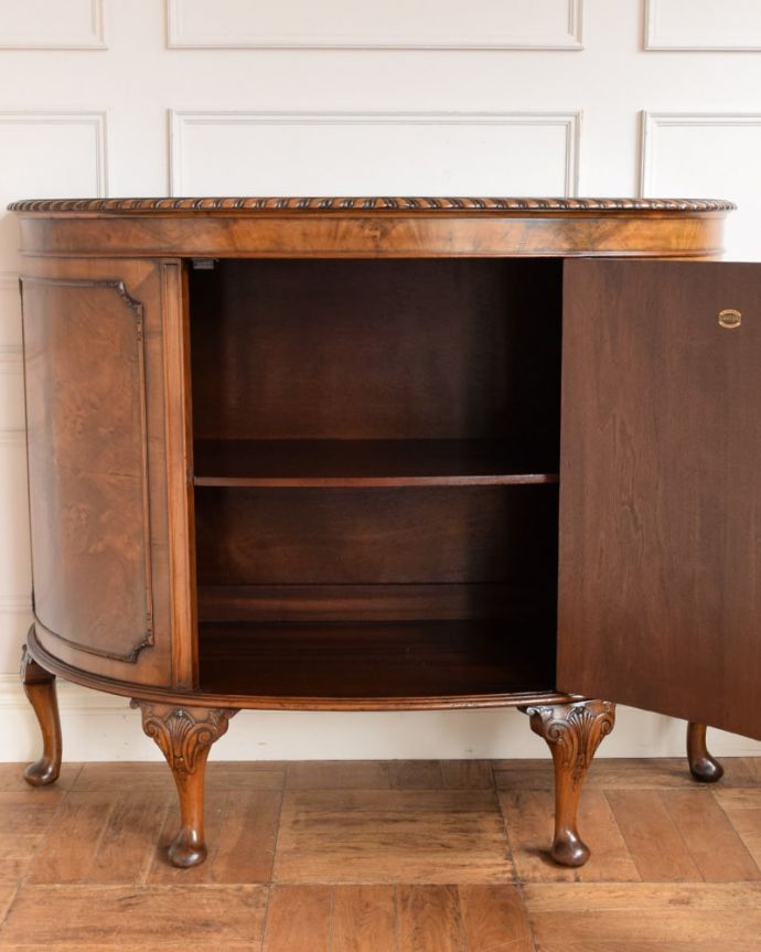 アンティークのキャビネット　アンティーク家具　最上級に美しい木目、ハーフムーンの英国アンティークサイドボード。扉の奥にはたっぷりの収納。(q-2170-f)