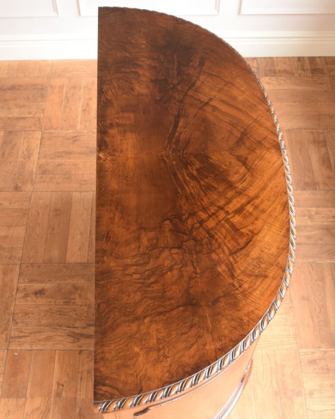 アンティークのキャビネット　アンティーク家具　最上級に美しい木目、ハーフムーンの英国アンティークサイドボード。上から見てるとこんな感じです。(q-2170-f)