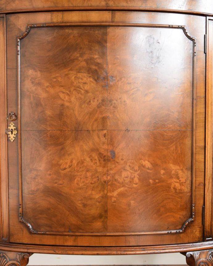 アンティークのキャビネット　アンティーク家具　最上級に美しい木目、ハーフムーンの英国アンティークサイドボード。惚れ惚れするような美しさとっても堅い無垢材に一体どうやって彫っていったんでしょう？アンティークらしく細かい彫りを眺めているだけでうっとりしてしまいます。(q-2170-f)