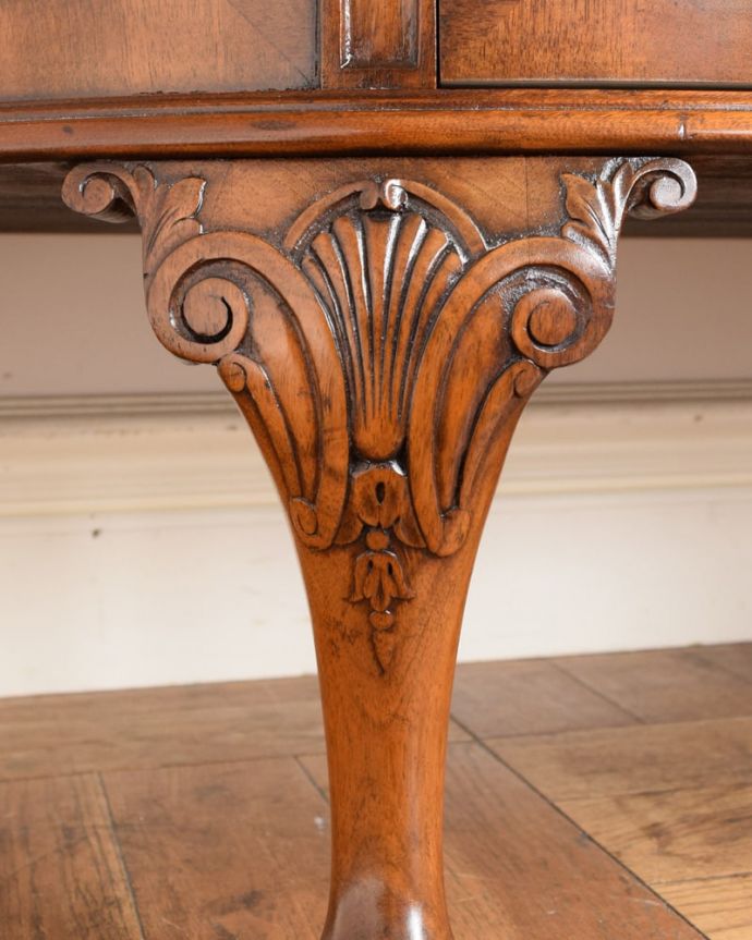 アンティークのキャビネット　アンティーク家具　最上級に美しい木目、ハーフムーンの英国アンティークサイドボード。至る所に繊細な彫いろんな彫のデザインがありますが、個人的に美しいと思える女性らしく優雅なデザインを選んできました。(q-2170-f)