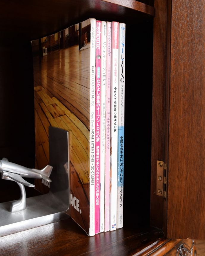 アンティークのキャビネット　アンティーク家具　最上級に美しい木目、ハーフムーンの英国アンティークサイドボード。扉の中は収納たっぷりA4サイズの雑誌までしっかり収納出来ちゃう大きさ。(q-2170-f)