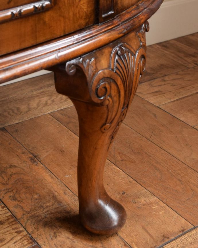 アンティークのキャビネット　アンティーク家具　最上級に美しい木目、ハーフムーンの英国アンティークサイドボード。女性1人でラクラク運べちゃう仕掛けHandleのアンティークは、脚の裏にフェルトキーパーをお付けしています。(q-2170-f)