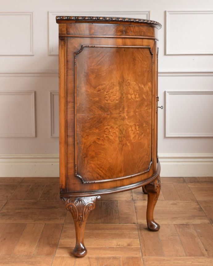 アンティークのキャビネット　アンティーク家具　最上級に美しい木目、ハーフムーンの英国アンティークサイドボード。もちろん横から見てもステキ横顔にだって妥協しません。(q-2170-f)