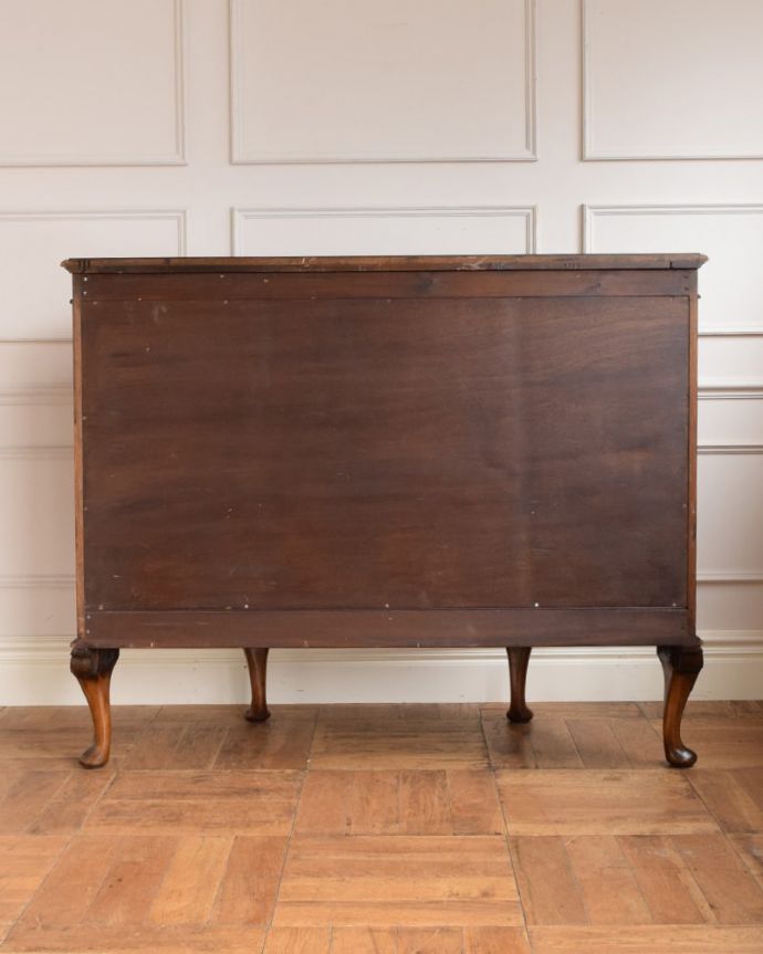 アンティークのキャビネット　アンティーク家具　最上級に美しい木目、ハーフムーンの英国アンティークサイドボード。さらに後ろ姿もチェックアンティークは新品ではないので経年変化によるキズはありますが、専門の職人が修復したので後ろ姿までキレイです。(q-2170-f)