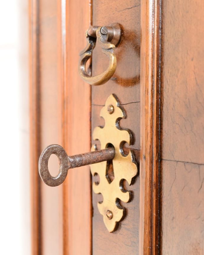 アンティークのキャビネット　アンティーク家具　最上級に美しい木目、ハーフムーンの英国アンティークサイドボード。大切なものを収納できますおとぎ話に出てくるようなカギも使えるように修復しました。(q-2170-f)