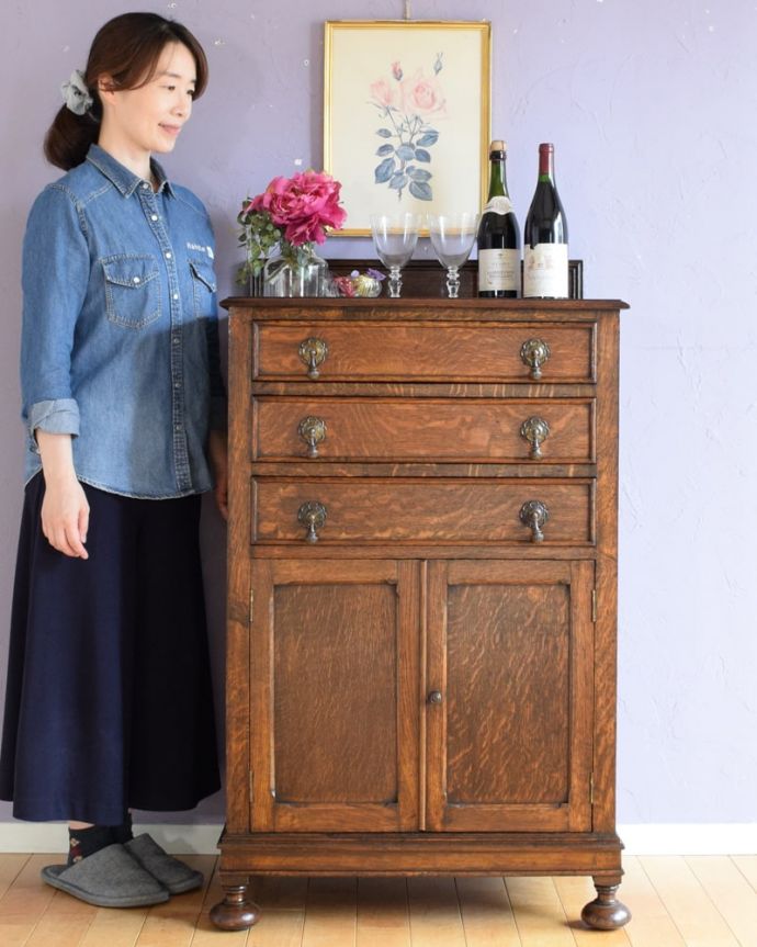 アンティークのチェスト　アンティーク家具　英国のアンティーク家具、扉と引き出しが付いたキャビネットチェスト。引き出しと扉、両方の収納が付いた便利な家具もともとベッドサイドに置いてカップ＆ソーサーを収納するために作られたカップボードチェスト。(q-2171-f)