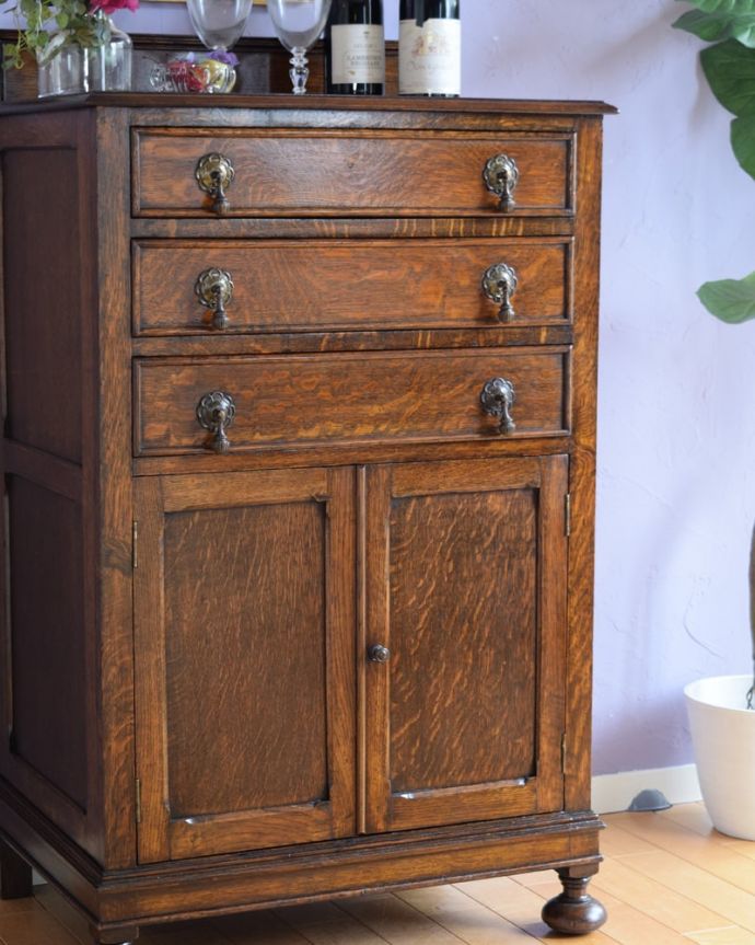 アンティークのチェスト　アンティーク家具　英国のアンティーク家具、扉と引き出しが付いたキャビネットチェスト。重厚な英国アンティークらしい雰囲気ドッシリとした木目は、現代では手に入れることが出来ないアンティークらしい部分。(q-2171-f)