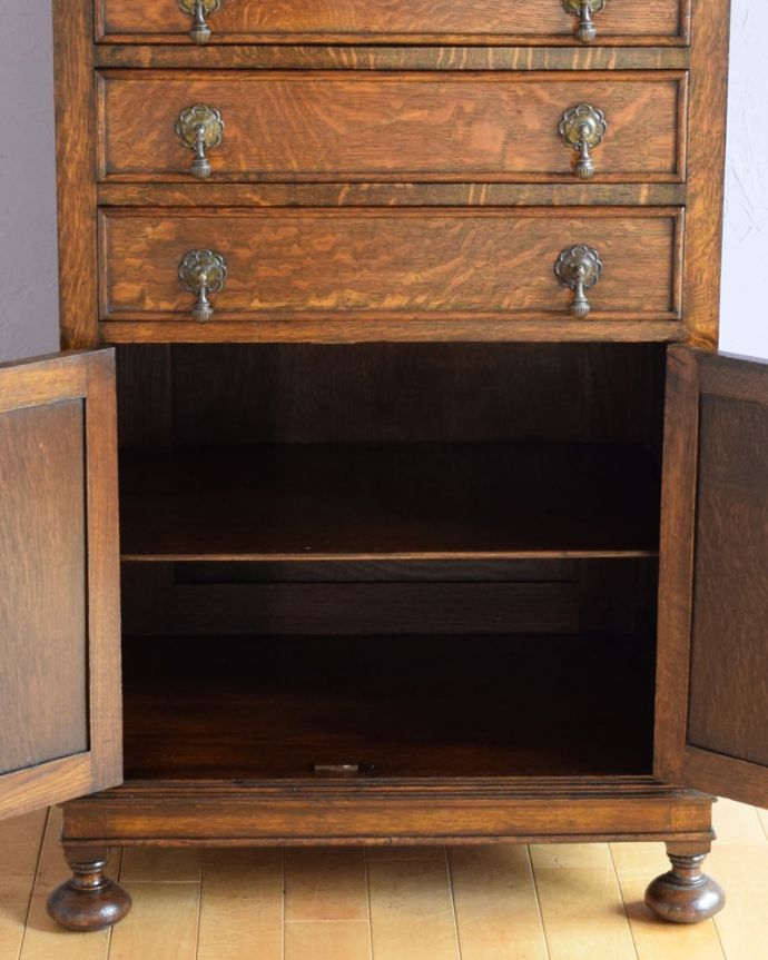 アンティークのチェスト　アンティーク家具　英国のアンティーク家具、扉と引き出しが付いたキャビネットチェスト。扉の中はこんな感じ 修復しました扉の中の収納はこんな感じになっています。(q-2171-f)