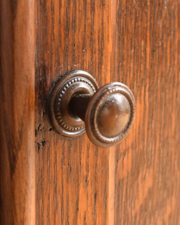アンティークのチェスト　アンティーク家具　英国のアンティーク家具、扉と引き出しが付いたキャビネットチェスト。開ける度になんだかワクワク取っ手のデザインにもこだわりが。(q-2171-f)