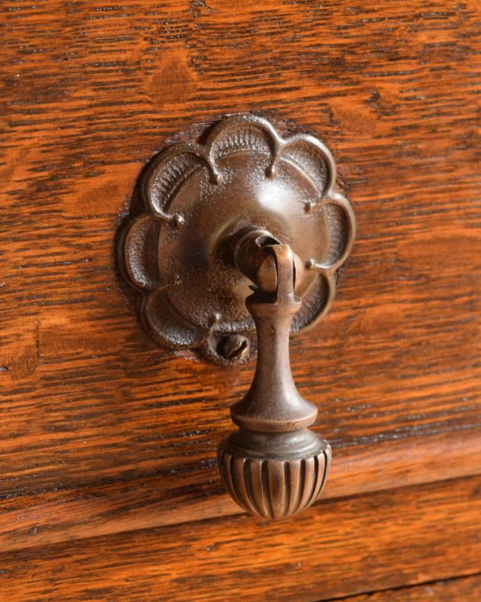 アンティークのチェスト　アンティーク家具　英国のアンティーク家具、扉と引き出しが付いたキャビネットチェスト。アクセサリーの様な取っ手。(q-2171-f)