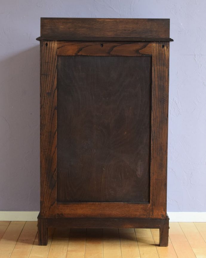 アンティークのチェスト　アンティーク家具　英国のアンティーク家具、扉と引き出しが付いたキャビネットチェスト。後ろ姿にも自信がありますアンティークは新品ではないので経年変化によるキズはありますが、専門の職人が修復したので後ろ姿までキレイです。(q-2171-f)