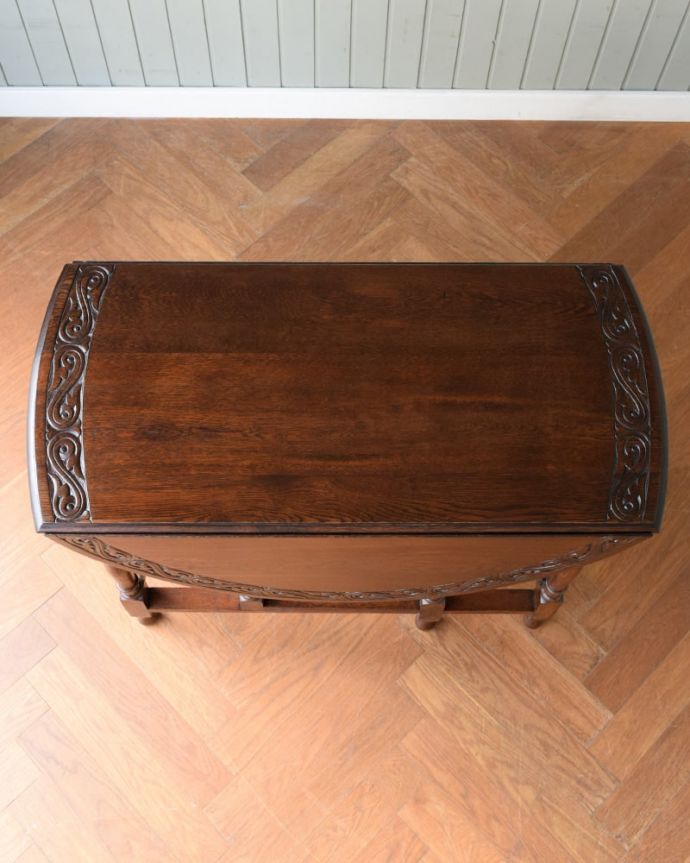 アンティークのテーブル アンティーク家具 ゲートレッグテーブル 畳むとこんなにスリムなサイズリーフを閉じた状態のテーブルを上から見るとこんな感じ。(q-2173-f)