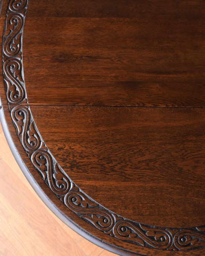 アンティークのテーブル アンティーク家具 ゲートレッグテーブル 近づいて見てみると・・・時間と手間暇を掛けて職人が丁寧にお直しした天板は、木目も美しいんです。(q-2173-f)