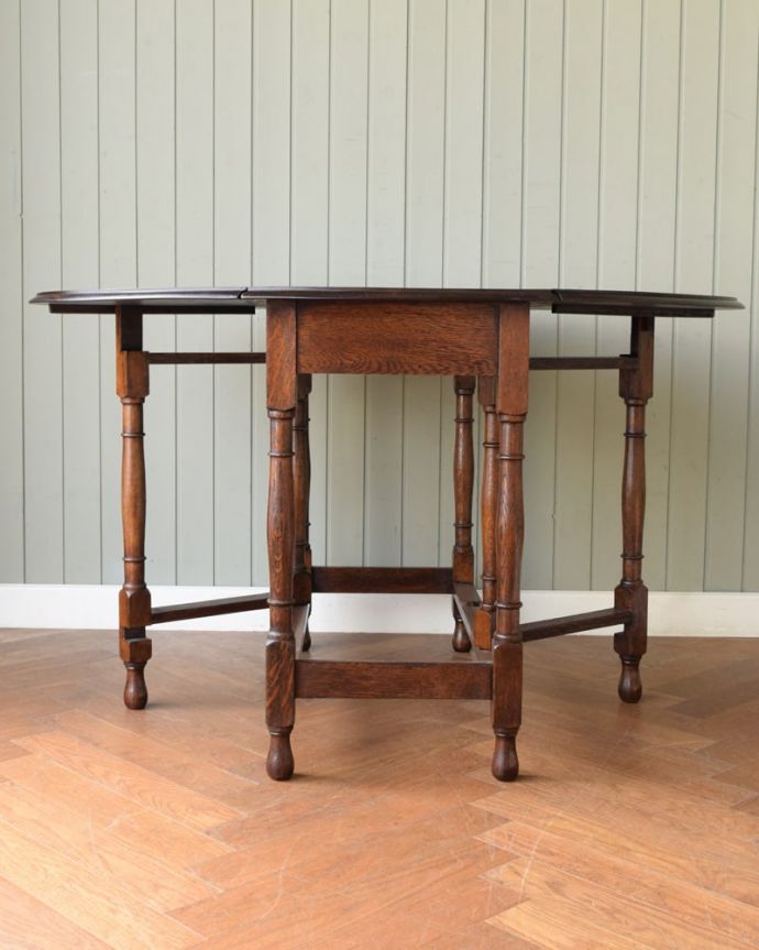 アンティークのテーブル アンティーク家具 ゲートレッグテーブル 両方開けば大きなサイズゲートレッグテーブルはゲートが開くように作られた脚のデザインも印象的。(q-2173-f)