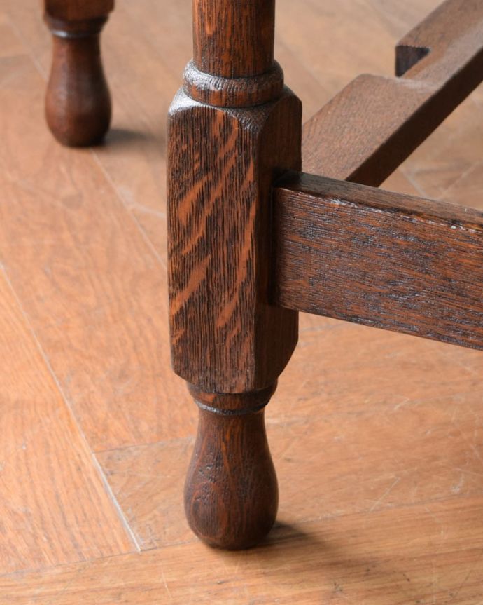 アンティークのテーブル アンティーク家具 ゲートレッグテーブル 持ち上げなくても移動できます!Handleのアンティークは、脚の裏にフェルトキーパーをお付けしていますので、持ち上げなくても床を滑らせて移動させることが出来ます。(q-2173-f)