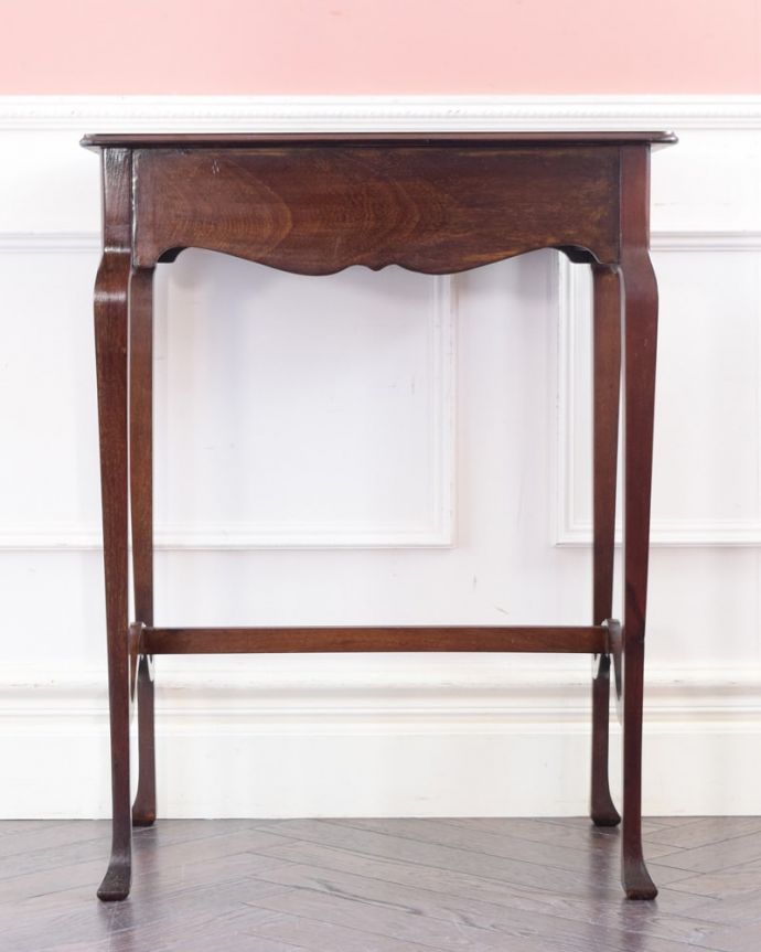 コンソールテーブルの後ろ姿