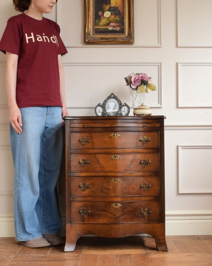 アンティークのチェスト　アンティーク家具　チェスト　大人の雰囲気が漂う人気のアンティークチェストアンティークだから手に入れることが出来る素材の質の良さを際立たせてくれるシンプルなデザイン。(q-2176-f)