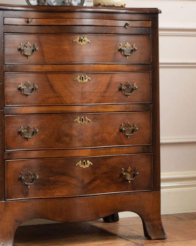 アンティークのチェスト　アンティーク家具　チェスト　見た目はもちろん、実用的に使って楽しみましょうアンティークのチェストは、見た目の木の美しさはもちろん、たっぷり収納も出来る実力派なんです。(q-2176-f)