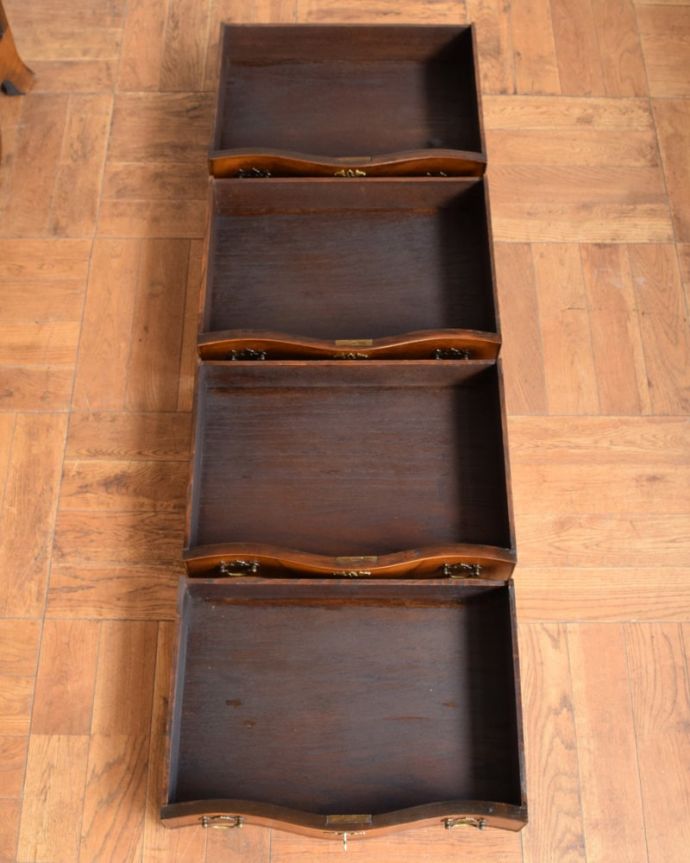 アンティークのチェスト　アンティーク家具　チェスト　キレイに修復しましたお洋服も収納できるように、引き出しの中も職人がしっかり時間をかけて修復しました。(q-2176-f)