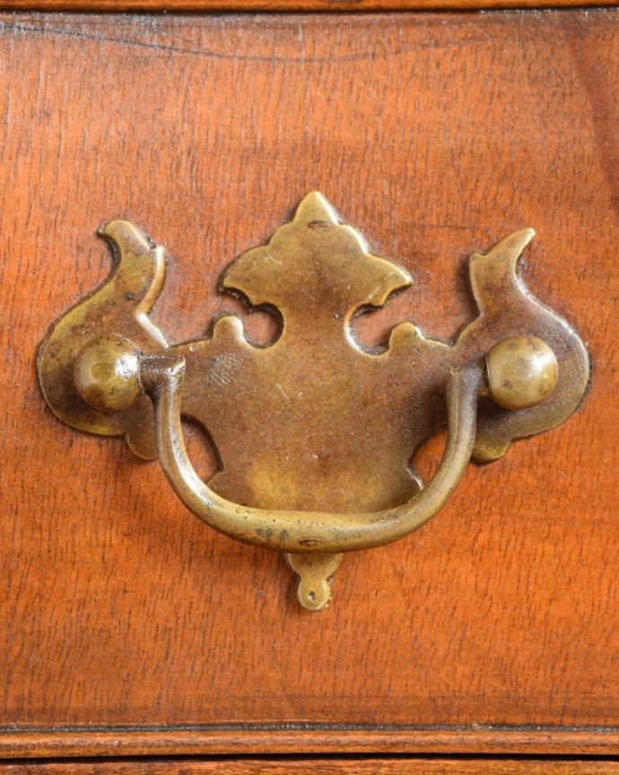 アンティークのチェスト　アンティーク家具　チェスト　アンティークらしい取っ手アンティーク家具は取っ手のデザインまで、なんだか高級感があるんですよね。(q-2176-f)