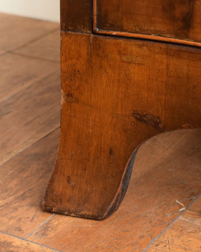 アンティークのチェスト　アンティーク家具　チェスト　女性1人でラクラク運べちゃう仕掛けHandleのアンティークは、脚の裏にフェルトキーパーをお付けしています。(q-2176-f)